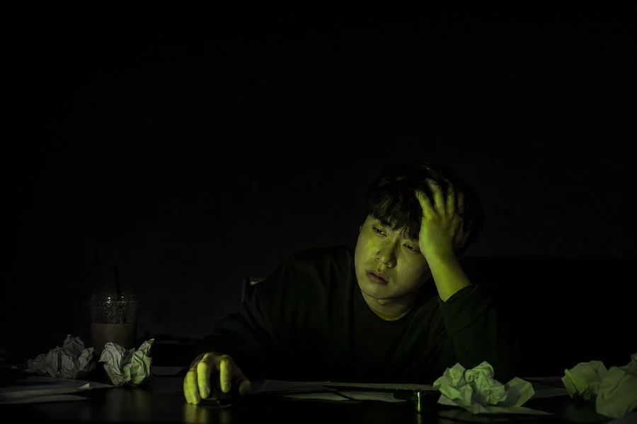 반복 작업에 지친 상황을 표현한 연출 이미지